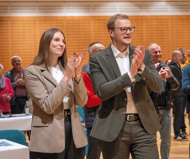 Kai Kraning beklatscht am Wahlabend mit seiner Partnerin das Ergebnis.