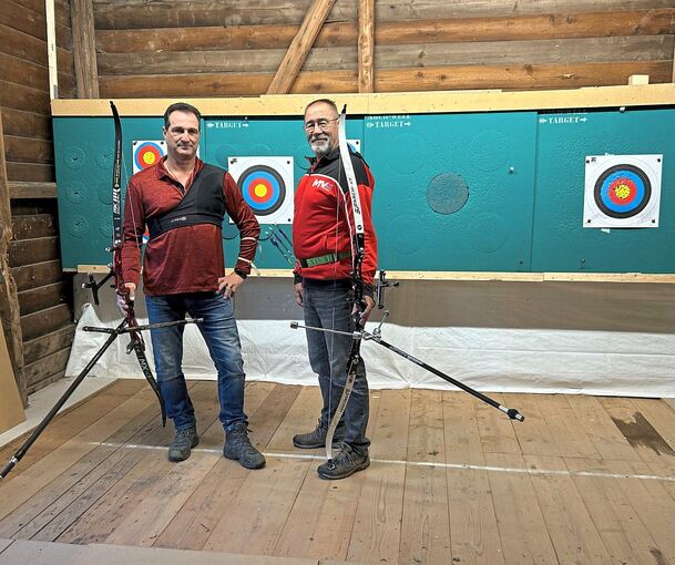 Im Schieß-Schuppen neben dem Platz, den die Sportler ebenfalls zurückbauen sollen: Jürgen Uhlmann und Wolfgang Legner von der Bogenschützenabteilung.