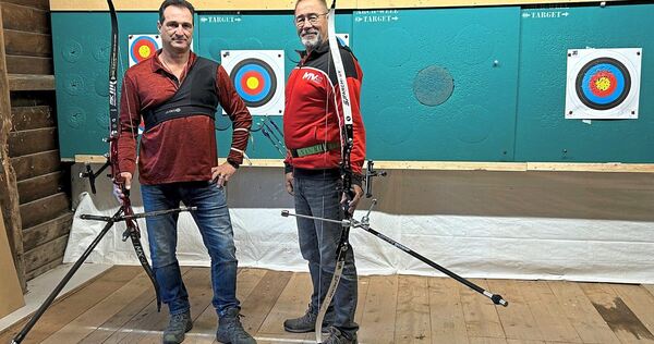 Im Schieß-Schuppen neben dem Platz, den die Sportler ebenfalls zurückbauen sollen: Jürgen Uhlmann und Wolfgang Legner von der Bogenschützenabteilung.