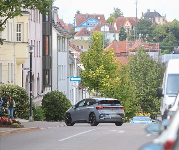 Das Linksabbiegen der Nutzer des Parkhauses Wilhelmgalerie in die Hospitalstraße sorgt für lange Autoschlangen, weil der Verkehr nicht abfließt.