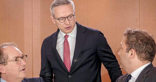 Innenminister Alexander Dobrindt (CSU, v.li.), Digitalisierungsminister Karsten Wildberger (CDU)und Finanzminister und Lars Klingbeil (SPD) bei der Kabinettssitzung in Berlin.