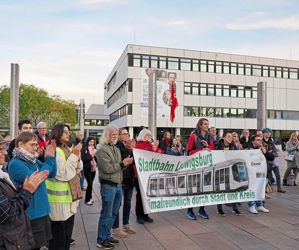 Stadtbahn-Befürworter demonstrieren am Mittwochabend vor dem Kulturzentrum, in dem der Gemeinderat tagt.