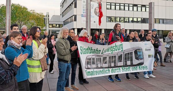 Stadtbahn-Befürworter demonstrieren am Mittwochabend vor dem Kulturzentrum, in dem der Gemeinderat tagt.