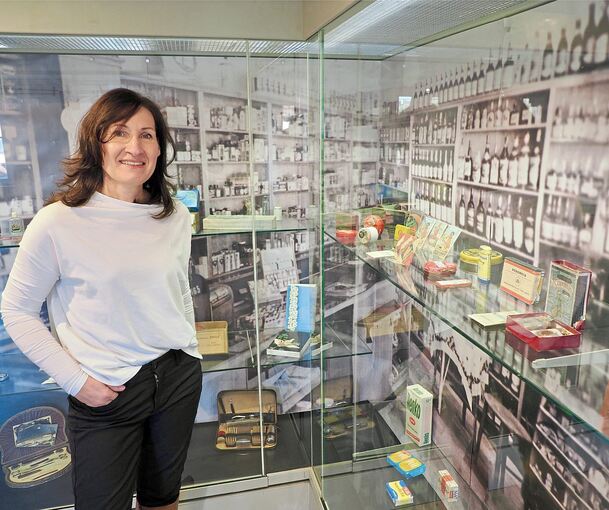 Museumsleiterin Judith Szulczynski-Bajorat vor zahlreichen Erinnerungsstücken, die für die Ausstellung über die Ludwigsburger Straße zusammengetragen wurden.