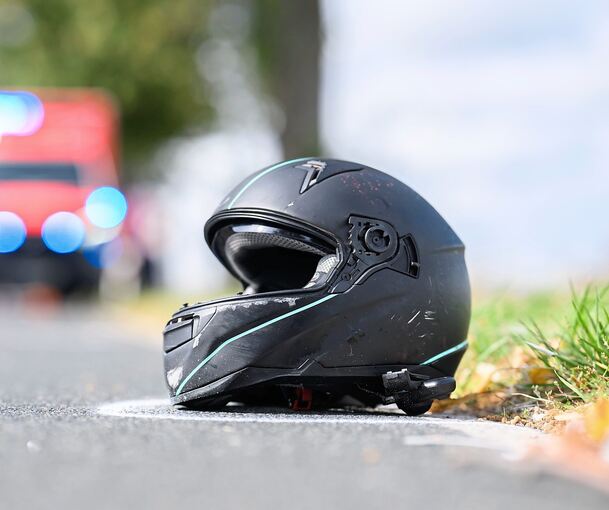 Ein Motorradfahrer ist bei einem Unfall schwer verletzt worden. Ein Motorradfahrer ist bei einem Unfall schwer verletzt worden.
