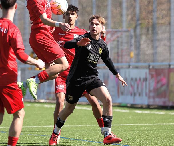 Als hart und unangenehm beschreibt Nils Weindl (schwarz) seinen Spielstil.