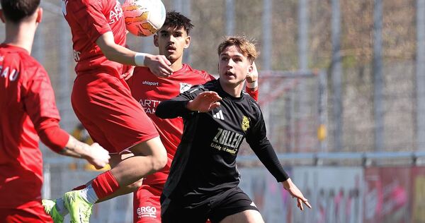 Als hart und unangenehm beschreibt Nils Weindl (schwarz) seinen Spielstil.