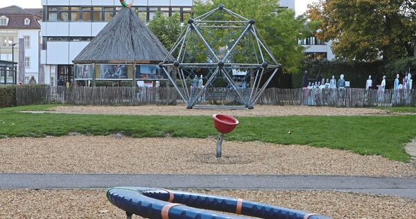 Ist die Fläche am Rathaushof groß genug für Garten der Religionen, burkinisches Dorf und Spielplatz? Die Stadt steigt jetzt in eine neue Planung ein.