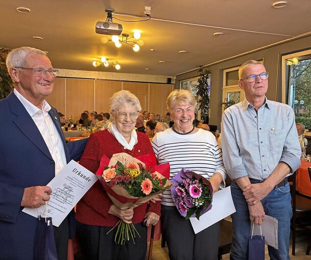Bei der Jahresfeier des RSC Komet Ludwigsburg werden Hartmut Kimmerle (rechts) und Frank Schwarz (links) mit der goldenen BDR Na Bei der Jahresfeier des RSC Komet Ludwigsburg werden Hartmut Kimmerle (rechts) und Frank Schwarz (links) mit der goldenen BDR Nadel für 50 Jahre im Verein geehrt. Marilene Hofbauer (Zweite von links) ist seit 75 Jahre im Verein. Gerda Royek wurde für
