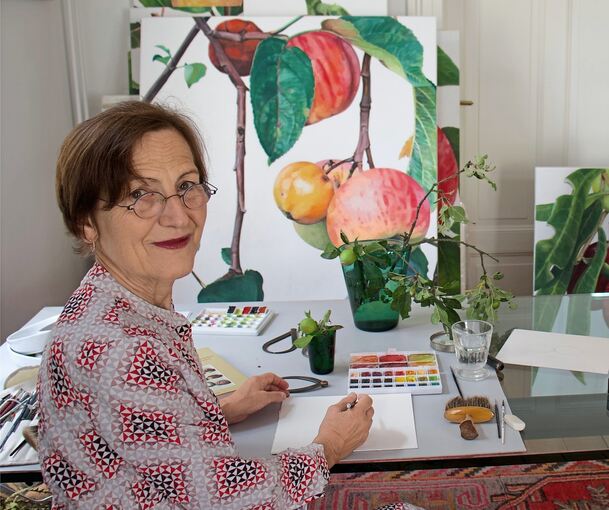 Brigitte Hofherr vor einigen ihrer Gemälde.