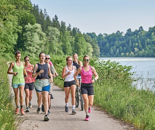 Läuft jeden Tag einen Marathon vor einer neuen Kulisse: Joyce Hübner (vorne rechts).