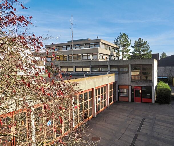Das Möglinger Feuerwehrhaus (im Vordergrund) gilt als ebenso marode wie das Rathaus dahinter. Der Bereich soll neu gestaltet werden.