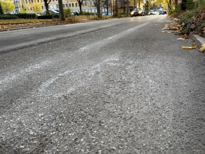 Aktivisten malen Fahrradweg auf Straße Aktivisten malen Fahrradweg auf Straße