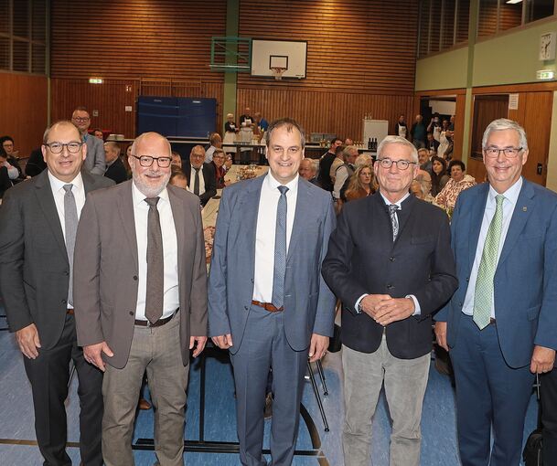 Gastgeber und Gäste bei der Feierstunde in Hofen (von links): die Bürgermeister Uwe Seibold, Rainer Schäuffele und Albrecht Dautel, Innenminister Thomas Strobl sowie Landrat Dietmar Allgaier.