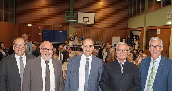 Gastgeber und Gäste bei der Feierstunde in Hofen (von links): die Bürgermeister Uwe Seibold, Rainer Schäuffele und Albrecht Dautel, Innenminister Thomas Strobl sowie Landrat Dietmar Allgaier.