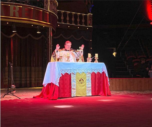 Pfarrer Ellinghaus segnet in der Pause der Vorstellung das neue Zelt, die Artisten und Barelli-Familie.