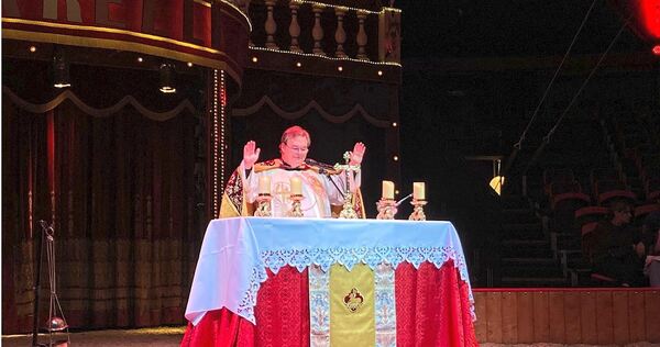 Pfarrer Ellinghaus segnet in der Pause der Vorstellung das neue Zelt, die Artisten und Barelli-Familie.