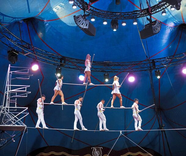 In der ersten Hälfte der Vorstellung bietet die Robles Truppe eine Hochseil-Darbietung.