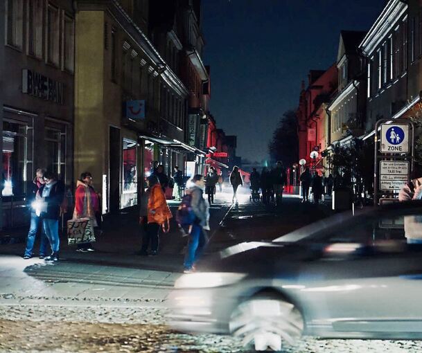 Licht gab es in der Innenstadt nur noch von Taschenlampen oder Autos. Licht gab es in der Innenstadt nur noch von Taschenlampen oder Autos.