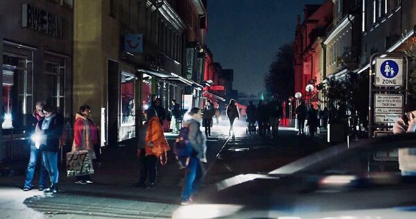 Licht gab es in der Innenstadt nur noch von Taschenlampen oder Autos.