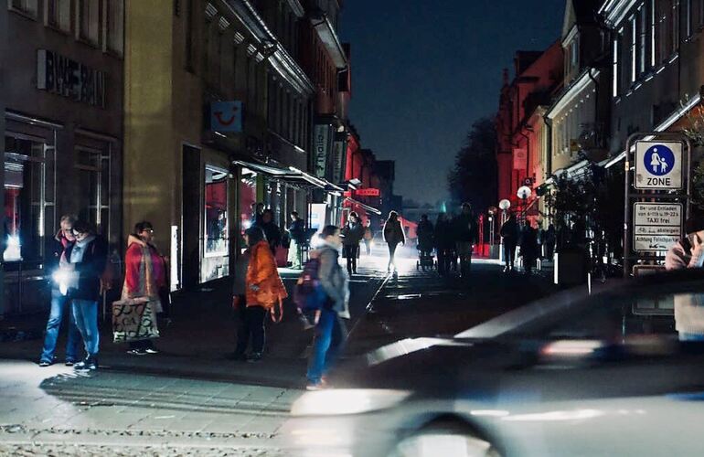 Licht gab es in der Innenstadt nur noch von Taschenlampen oder Autos.