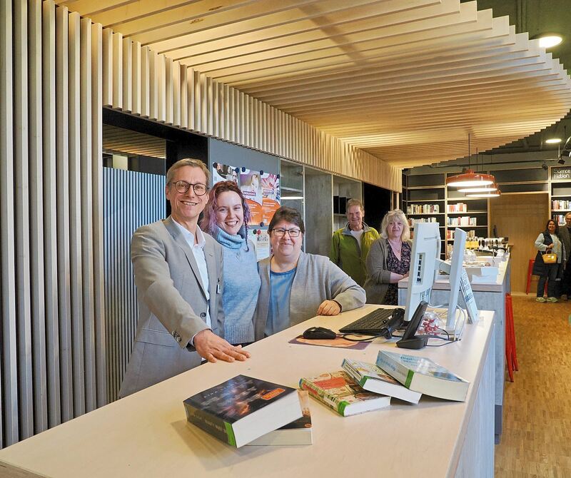 Das Bibliotheks-Team mit Oliver Altmann, Tessina Fauth und Andrea Armaiuoli.