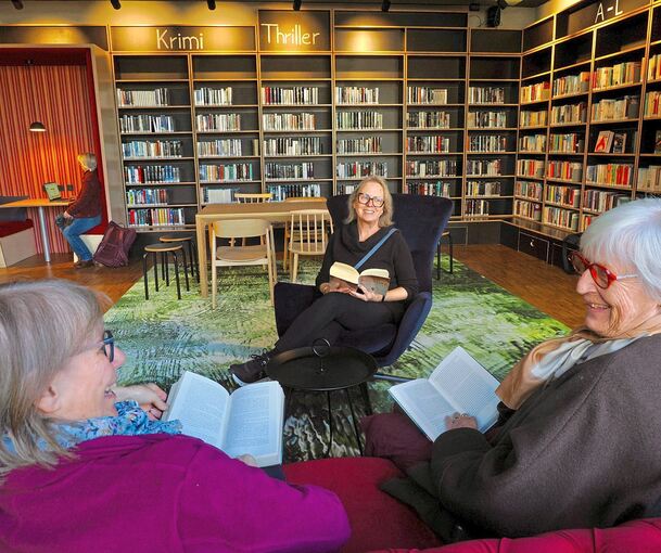 Diese Bibliothek wirkt eher wie ein Wohnzimmer, in dem man es sich gemütlich macht.