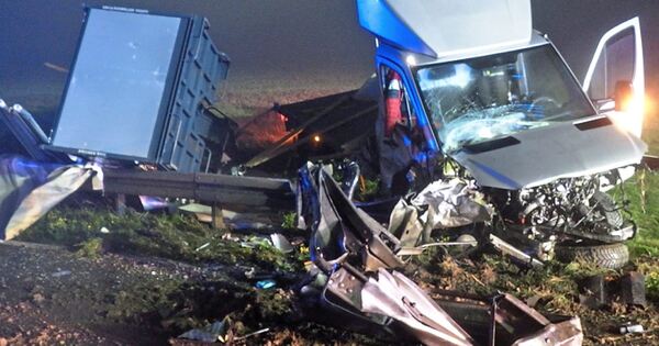 Kleintransporter-prallt-auf-der-A81-bei-Ditzingen-gegen-Notrufs-ule