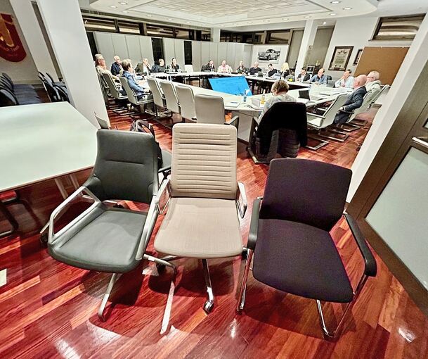 Drei Modelle zum Probesitzen standen bei der Diskussion schon mal im Ratsaal. Die Neumöblierung sei so lange geschoben worden, jetzt sei sie wirklich an der Zeit, findet Rathauschef Martin Bernhard.