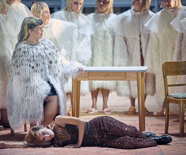 „Lust am Gegen-Denken und System-Einreißen“: Claudio Muschio (liegend) als „schlaue Füchsin“.