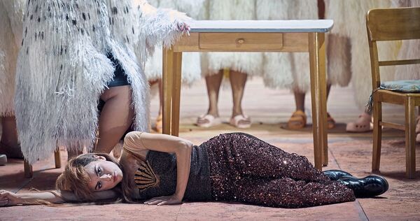 „Lust am Gegen-Denken und System-Einreißen“: Claudio Muschio (liegend) als „schlaue Füchsin“.