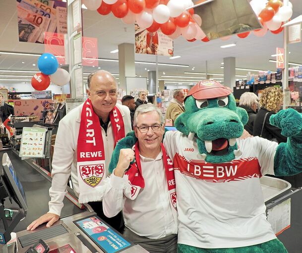 Maskottchen Fritzle mit den VfB-Promis Hansi Müller und Präsident Dietmar Allgaier.