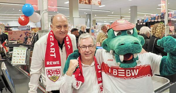 Maskottchen Fritzle mit den VfB-Promis Hansi Müller und Präsident Dietmar Allgaier.