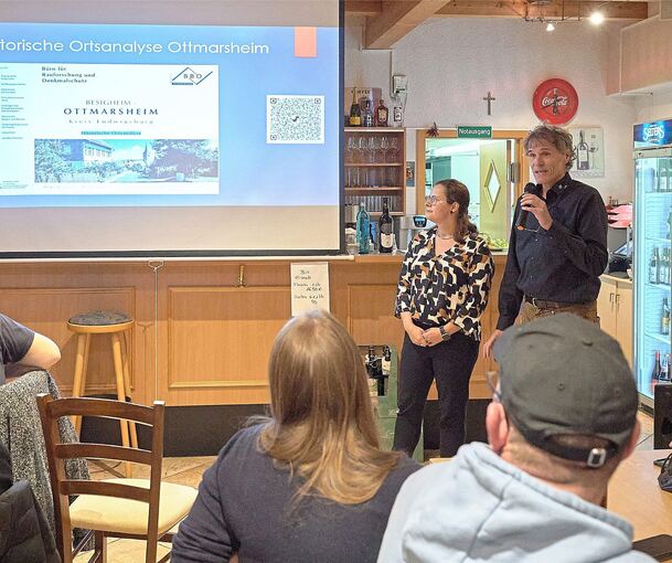 Ramona Rainer (links) und Ralf Luithle beim Bürgerdialog in Ottmarsheim.