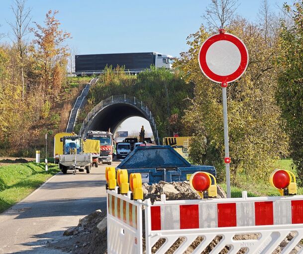 Die Sperrung des A81-Durchlasses bei Höpfigheim dauert noch bis Anfang Dezember.
