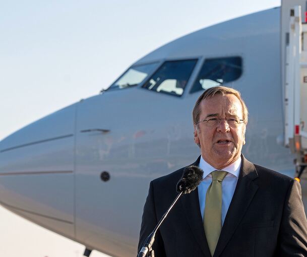 Verteidigungsminister Boris Pistorius in Berlin vor dem neuen Kampfjet, dem Seefernaufklärer "Poseidon".