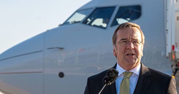 Verteidigungsminister Boris Pistorius in Berlin vor dem neuen Kampfjet, dem Seefernaufklärer "Poseidon".