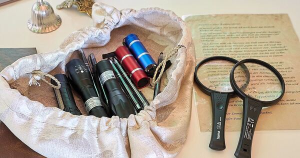 Wer hat Herzog Karl Alexander getötet? Der Frage gehen die Detektive im Attikageschoss des Residenzschlosses auf die Spur.