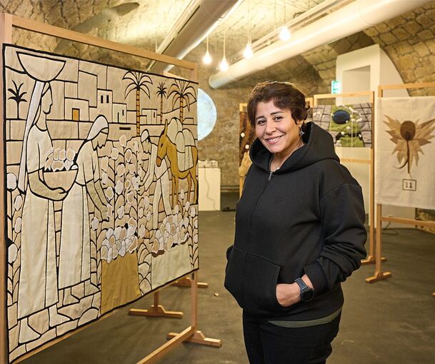 Steppdeckenbild in erdigen Farben: Eman Elbana präsentiert im Kunstverein ihren Blick auf die Tradition der Baumwollherstellung.