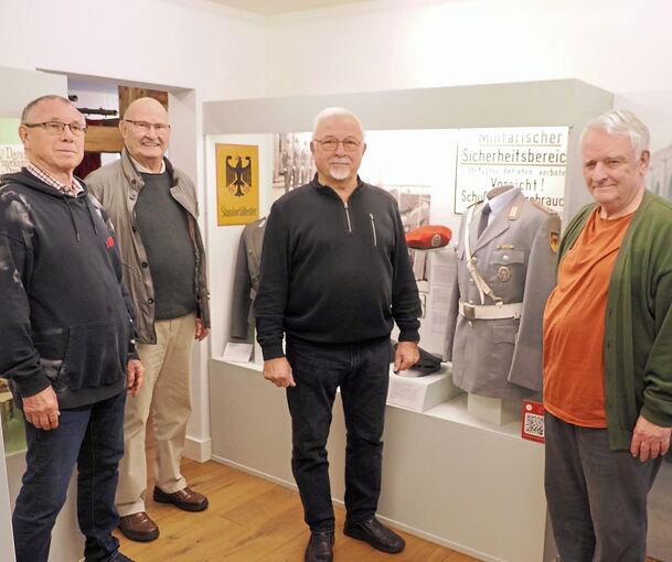 Einen Raum im Museum hat die Militärgeschichtliche Gesellschaft mit (v.r.) Claus Bittner, Edmund Kossack, Klaus Behlert und Jürgen Michaelis der Bundeswehr gewidmet.