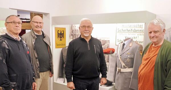 Einen Raum im Museum hat die Militärgeschichtliche Gesellschaft mit (v.r.) Claus Bittner, Edmund Kossack, Klaus Behlert und Jürgen Michaelis der Bundeswehr gewidmet.