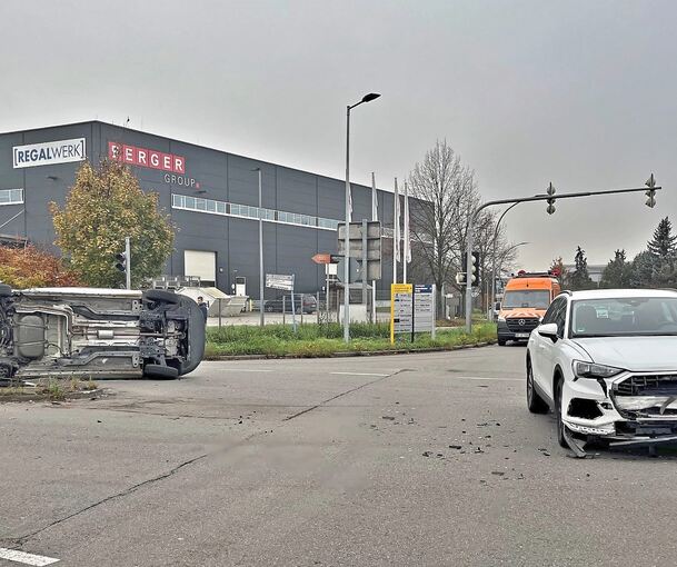 Durch den Zusammenstoß wurde der Fiat Doblo (links) auf eine Verkehrsinsel geschoben und kippte dann um. Durch den Zusammenstoß wurde der Fiat Doblo (links) auf eine Verkehrsinsel geschoben und kippte dann um.