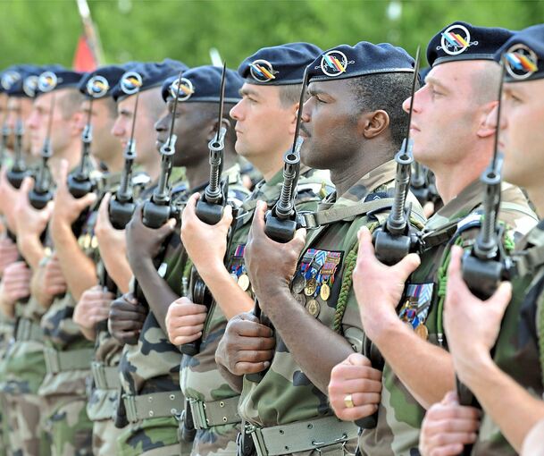 Soldaten der deutsch-französischen Brigade präsentieren bei einem Appell das Gewehr. Am kommenden Mittwoch legen die Rekruten der Brigade im Schloss ihr Gelöbnis ab.