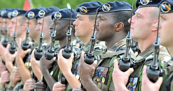 Soldaten der deutsch-französischen Brigade präsentieren bei einem Appell das Gewehr. Am kommenden Mittwoch legen die Rekruten der Brigade im Schloss ihr Gelöbnis ab.