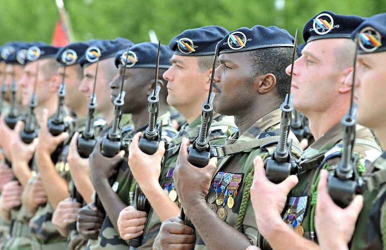 Soldaten der deutsch-französischen Brigade präsentieren bei einem Appell das Gewehr. Am kommenden Mittwoch legen die Rekruten der Brigade im Schloss ihr Gelöbnis ab.