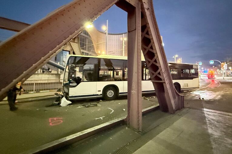 Linienbus fährt in Autos und Passanten