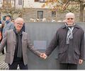 Jean-Marc Cosson (rechts), der Vorsitzende des französischen Partnerschaftskomitees, und Bernhard Haudeck, sein Schwieberdinger Pendant, vor der Gedenktafel für Wolfgang Sippel.