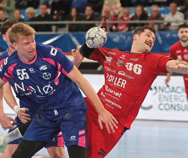 Kaum zu stoppen: Bietigheims Jonathan Fischer setzt sich gegen zwei Gegenspieler durch.