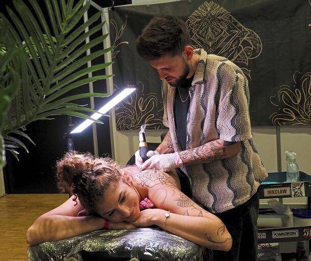 Kenner der Szene wissen: Immer mehr Frauen lassen sich tatowieren. Florale Motive sind aber nicht nur bei Frauen beliebt.