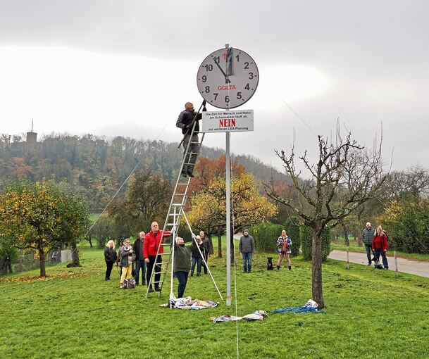 Neuerlicher und deutlich sichtbarer Protest gegen eine Lea auf dem Schanzacker: Die Bürgerinitiative gegen eine Landeserstaufnahmeeinrichtung hat eine Uhr aufgestellt, die fünf vor zwölf zeigt. Das ist es aus Sicht der GGLTA bei der vertieften Planun